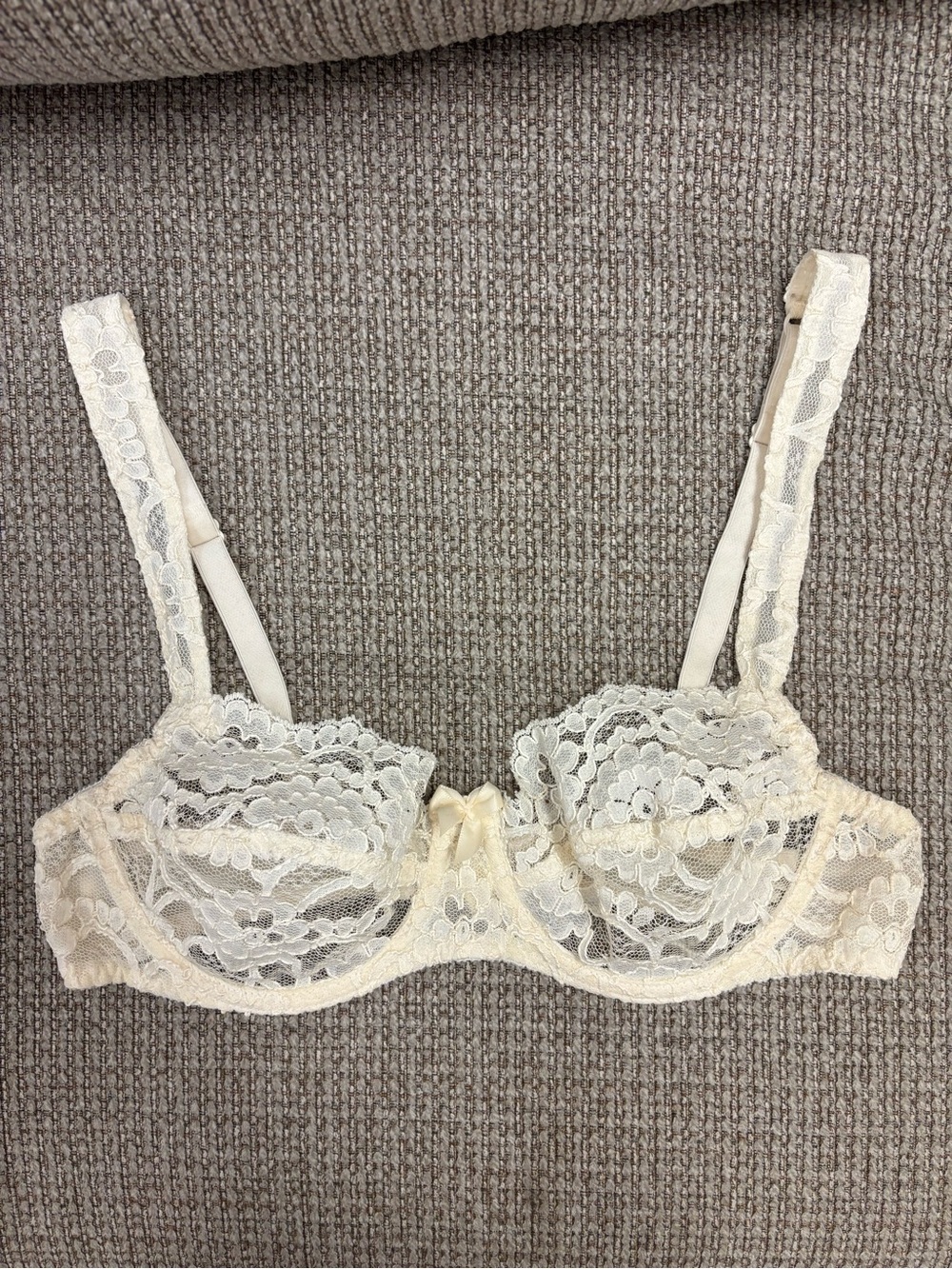 Vintage 1980s Victoria’s Secret Gold Label Lace Underwire Bra – 38B